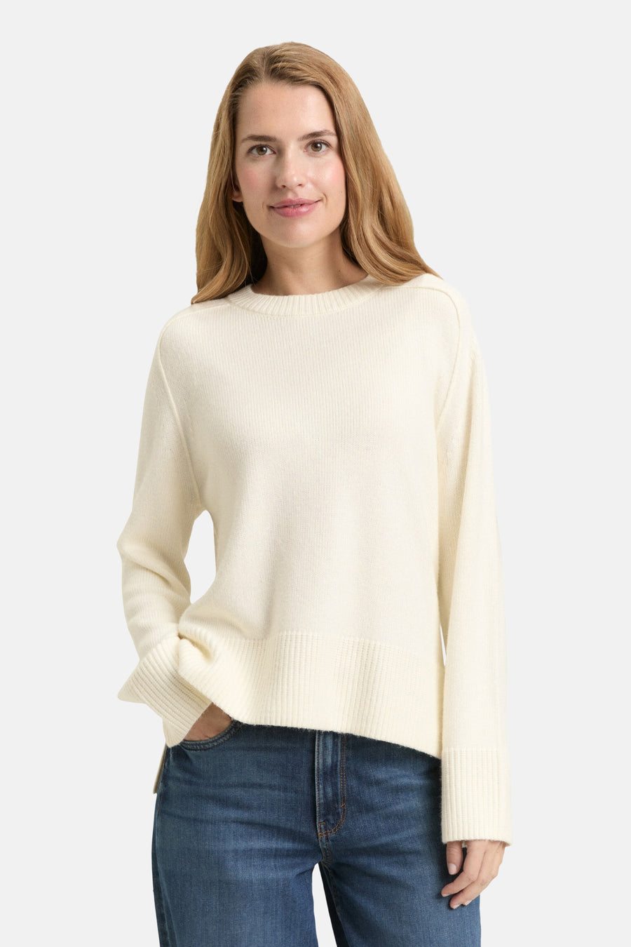 Pull à col rond blanc de Tom Tailor, porté avec un jean bleu, avec une texture tricotée fine.