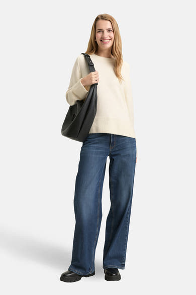 Pull à col rond blanc de Tom Tailor, porté avec un jean ample et un sac noir.