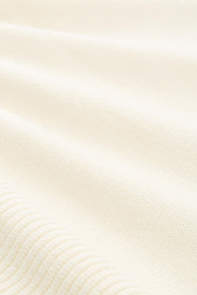 Pull à col rond blanc de Tom Tailor, texture côtelée et douce avec des plis subtils.