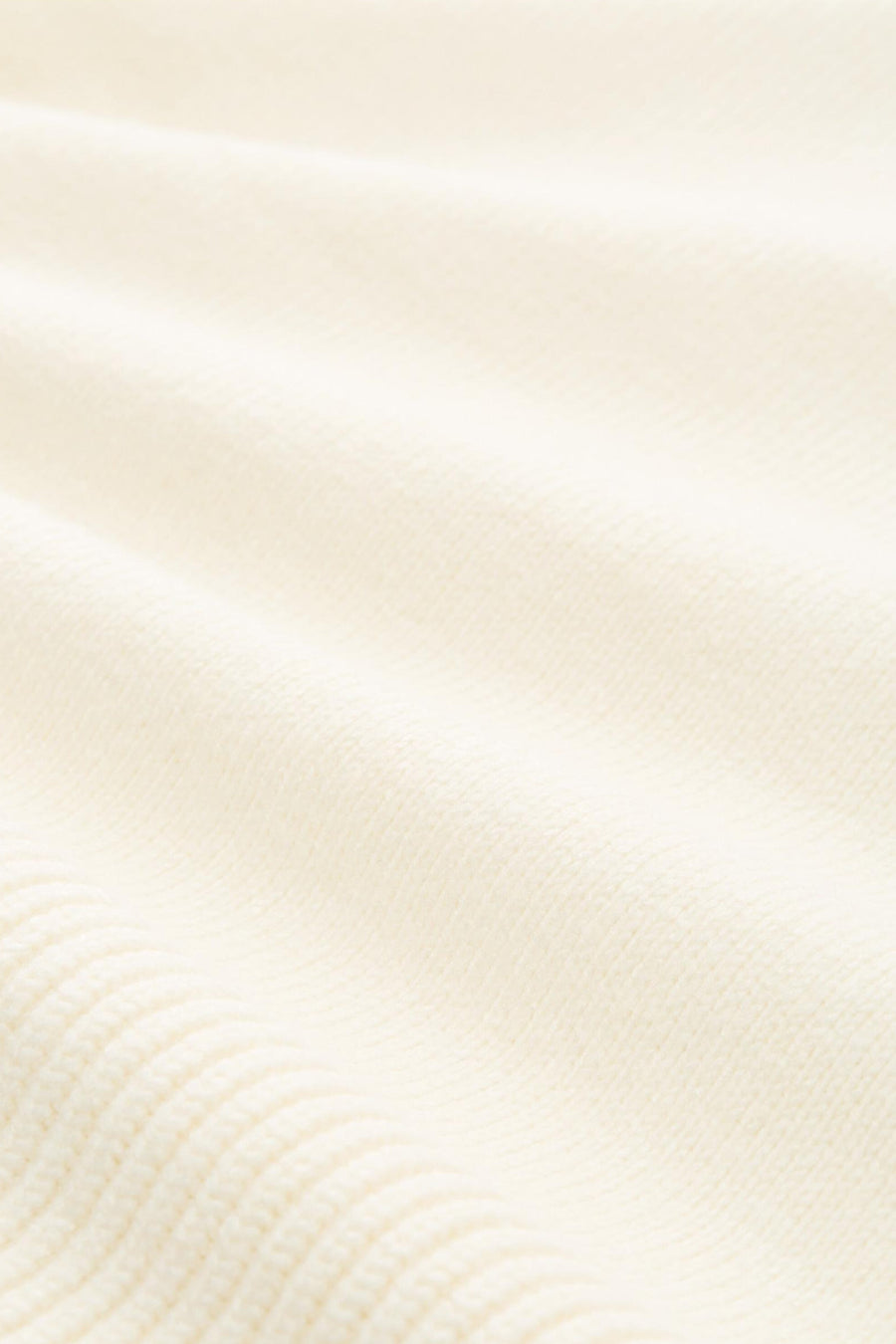 Pull à col rond blanc de Tom Tailor, texture côtelée et douce avec des plis subtils.