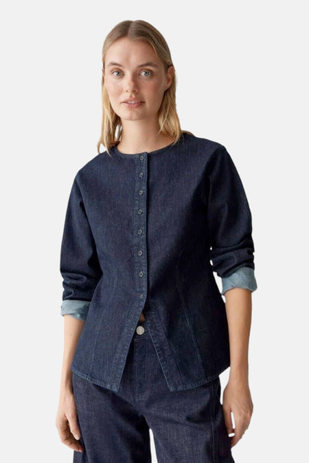 Chemisier en denim bleu foncé à manches longues par OPUS, avec une rangée de boutons sur le devant.
