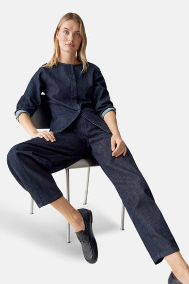 Chemise à manches longues en denim bleu foncé de OPUS, avec des manches trois-quarts retroussées.