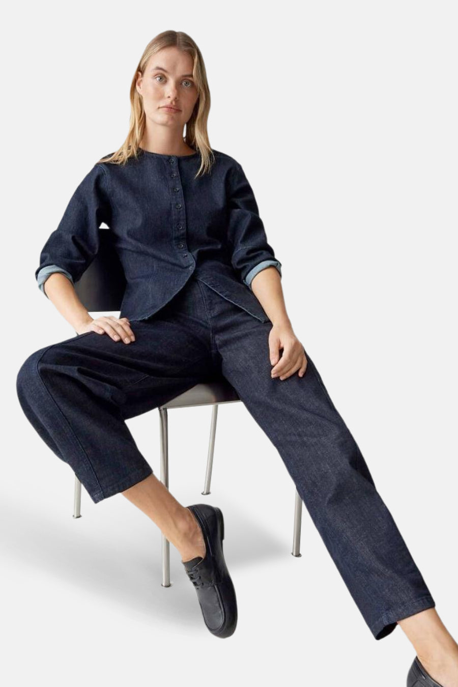 Chemise à manches longues en denim bleu foncé de OPUS, avec des manches trois-quarts retroussées.