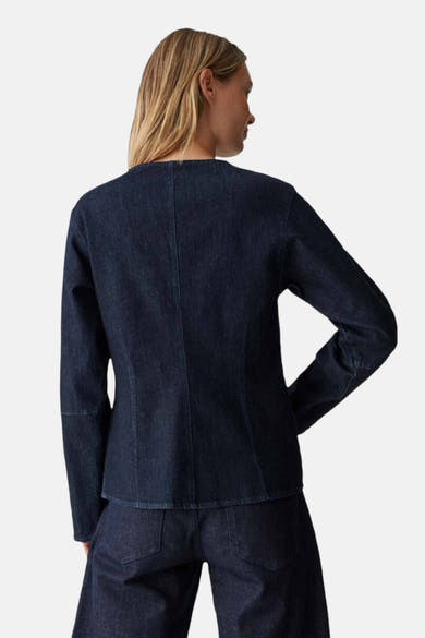 Chemise à manches longues en denim bleu foncé par OPUS, vue de dos, avec des coutures apparentes.