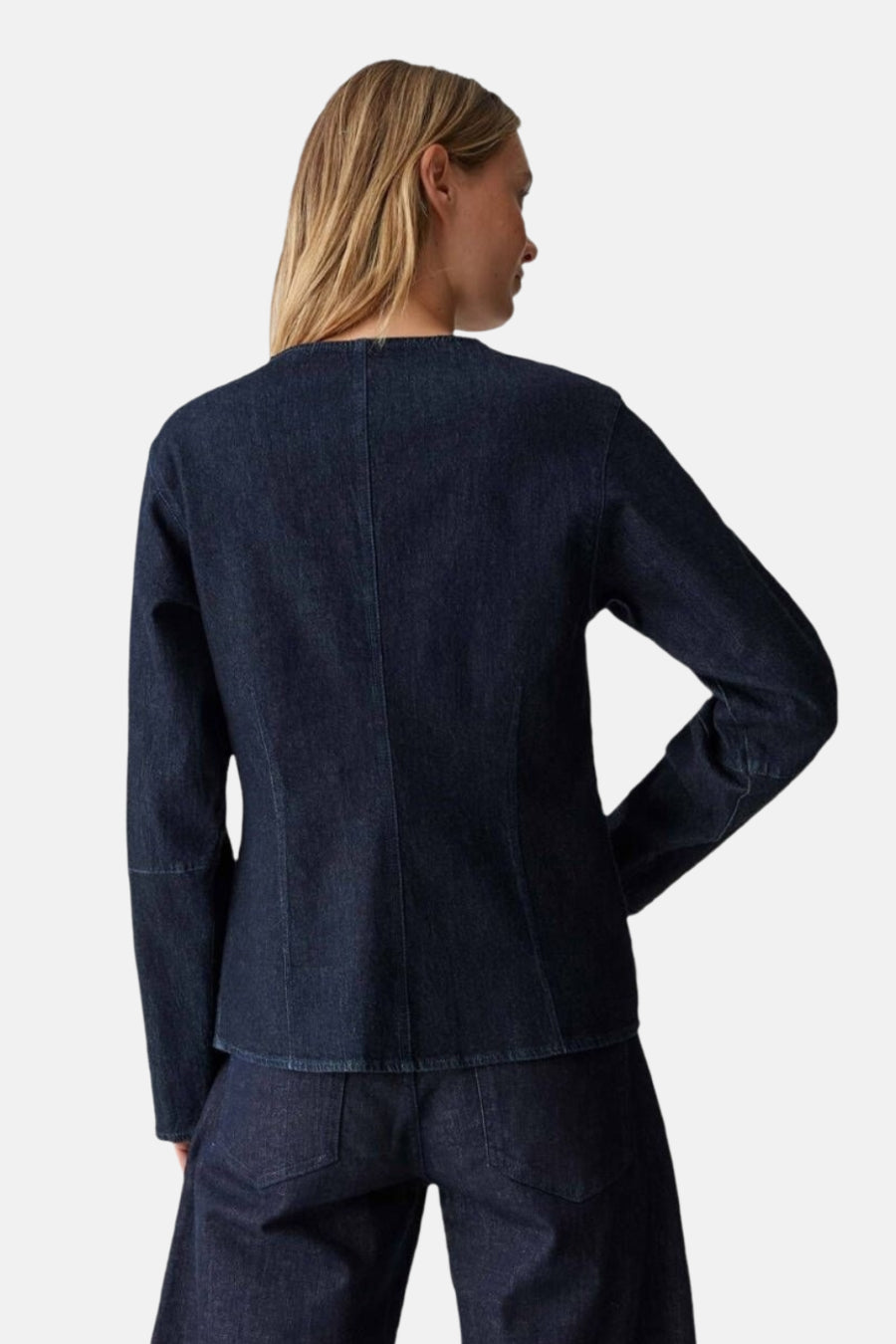 Chemise à manches longues en denim bleu foncé par OPUS, vue de dos, avec des coutures apparentes.