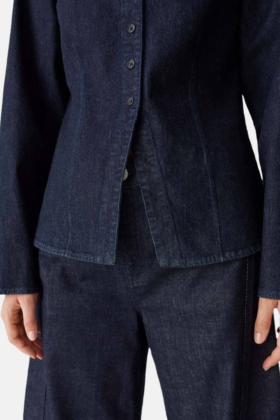 Chemise en denim bleu foncé à manches longues de OPUS, avec une fermeture boutonnée.