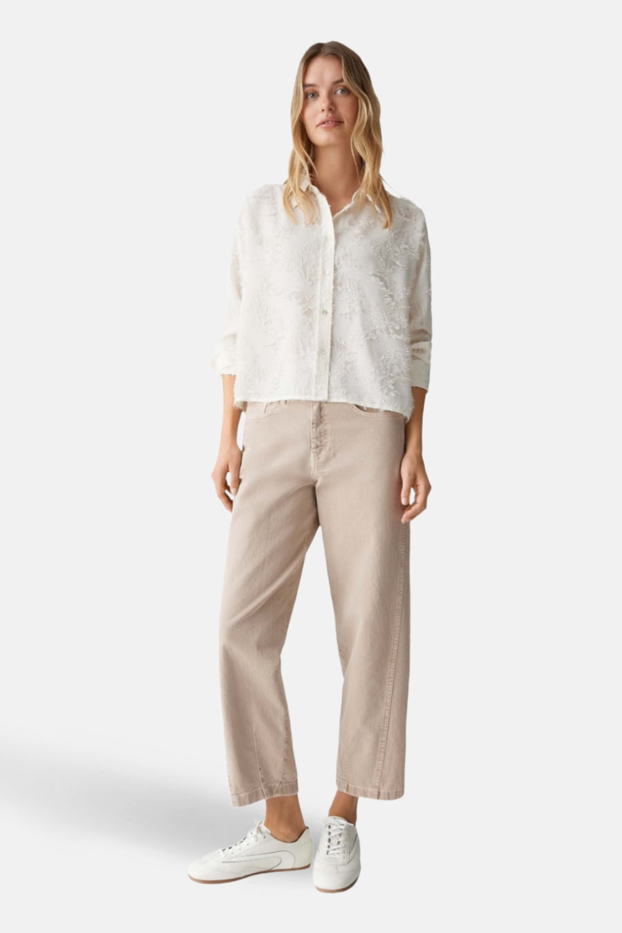 Chemisier beige à manches longues par OPUS avec un motif texturé.