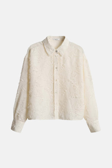 Chemise beige à manches longues par OPUS, avec une texture en relief et une coupe décontractée.
