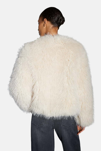 Veste courte beige d'OPUS, en fausse fourrure, portée avec un jean gris foncé, vue de dos.