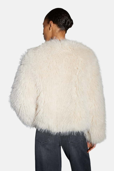 Veste courte beige d'OPUS, en fausse fourrure, portée avec un jean gris foncé, vue de dos.