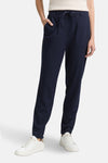Blauwe gestreepte broek van Tom Tailor met trekkoord, zakken en witte sneakers.