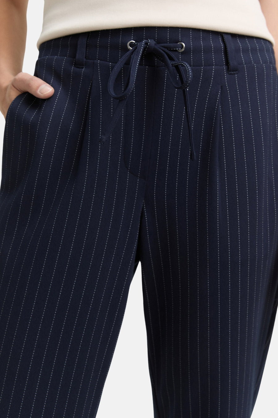 Donkerblauwe gestreepte broek van Tom Tailor, met trekkoord en plooien.