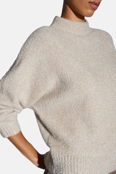 Pull col rond beige d'OPUS, en maille texturée brillante, avec manches trois-quarts et col montant.
