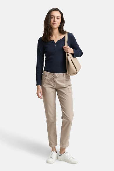 Beige broek van Tom Tailor, met trekkoord in de taille en een relaxte pasvorm.