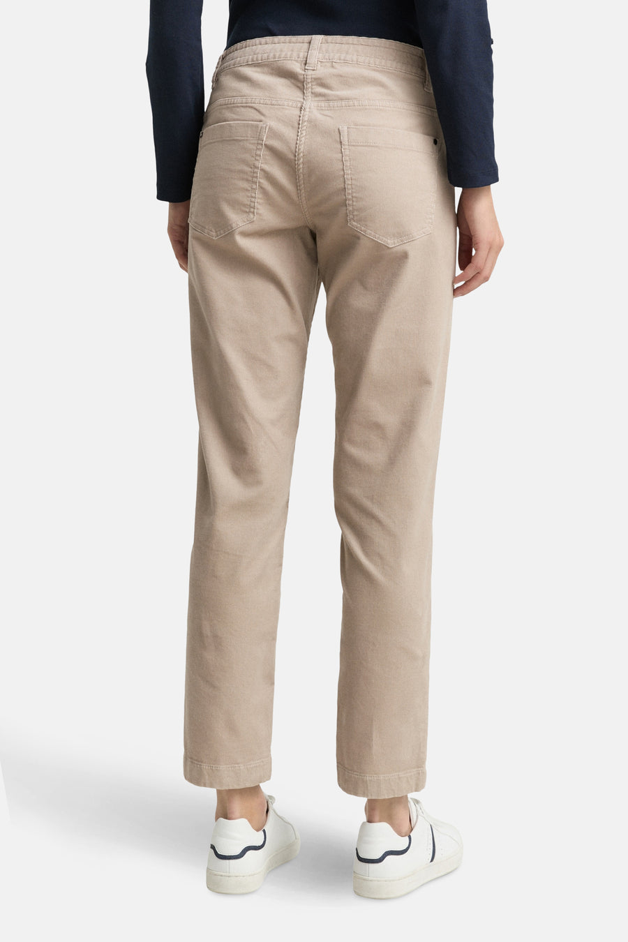 Beige ribfluwelen broek van Tom Tailor, rechte pasvorm, achterzakken en witte schoenen gedragen.