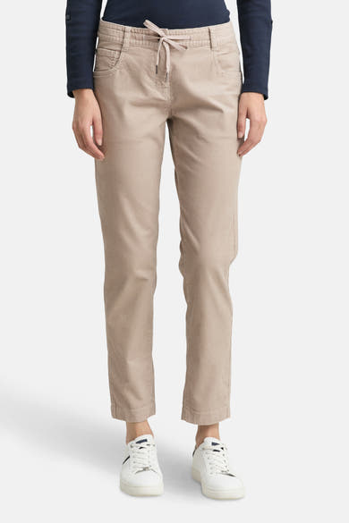 Beige broek van Tom Tailor, rechte pasvorm en trekkoord, gedragen met een marineblauw topje en witte sneakers.