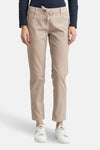 Beige broek van Tom Tailor, rechte pasvorm en trekkoord, gedragen met een marineblauw topje en witte sneakers.