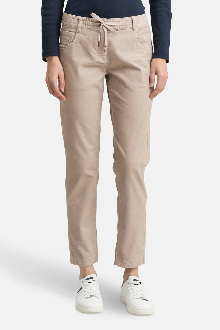 Beige broek van Tom Tailor, rechte pasvorm en trekkoord, gedragen met een marineblauw topje en witte sneakers.