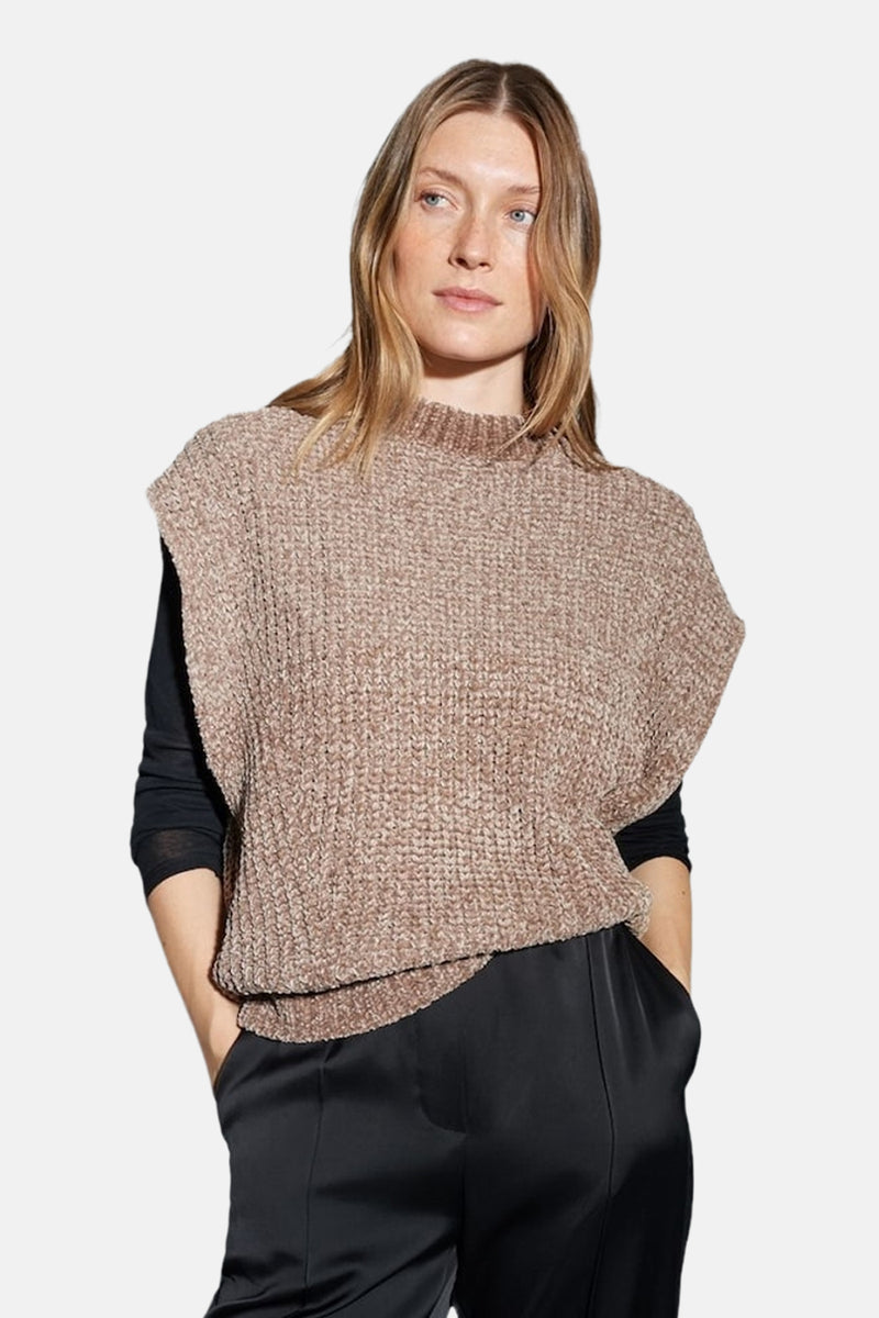 Débardeur taupe par OPUS, en maille tricotée texturée, porté sur un haut à manches longues et un pantalon noir.

