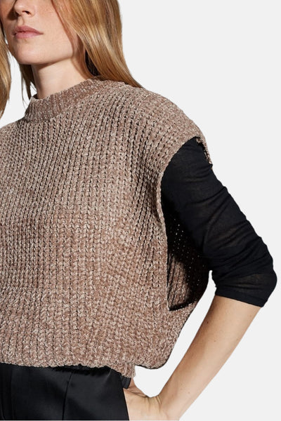 Débardeur taupe en maille d'OPUS, porté sur un chemisier noir à manches longues.

