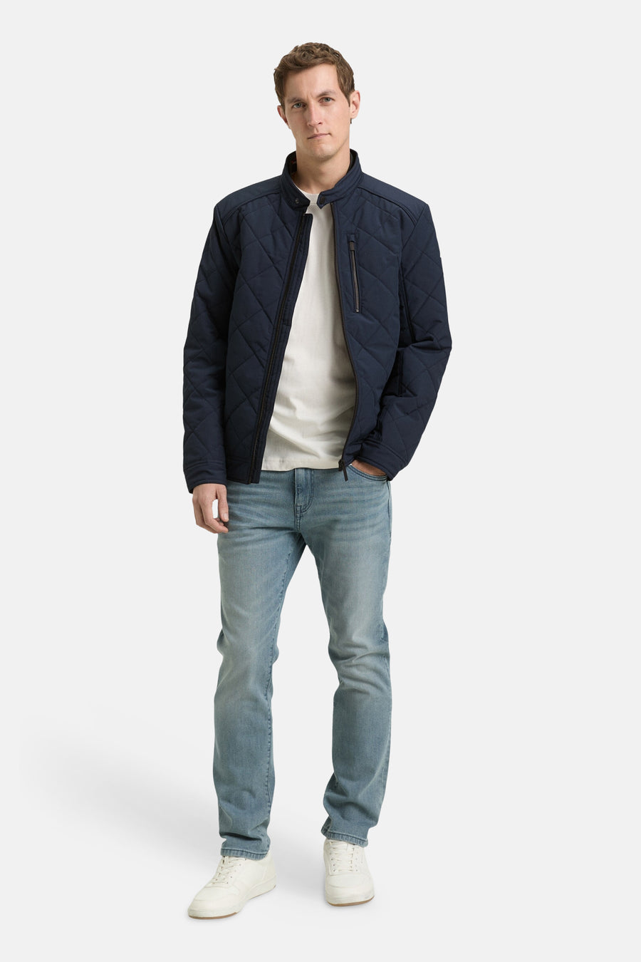 Veste courte bleue de Tom Tailor avec motif matelassé, portée sur un t-shirt blanc et un jean décontracté.