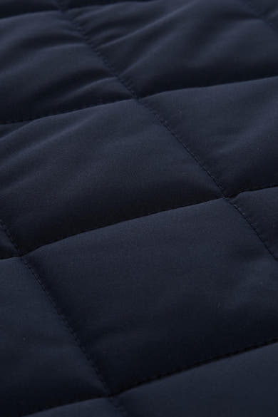 Korte blauwe jas van Tom Tailor, ruitvormig doorgestikt patroon met discrete stiksels.
