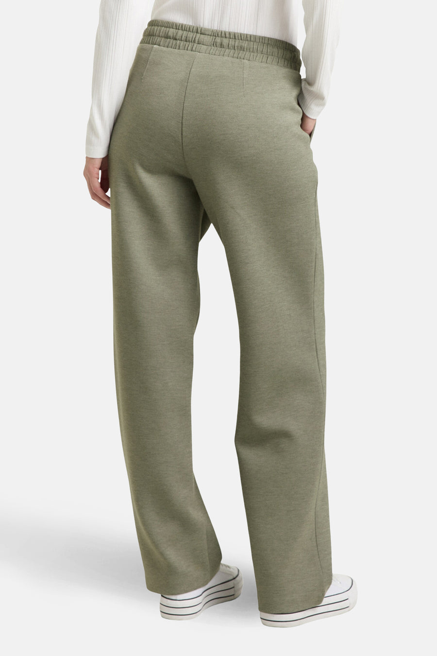 Jogging vert de Tom Tailor, coupe ample et taille élastiquée, porté avec un pull blanc.