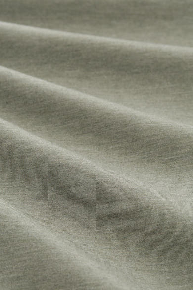 Jogging vert de Tom Tailor, présentant une texture de tissu confortable avec des plis subtils.