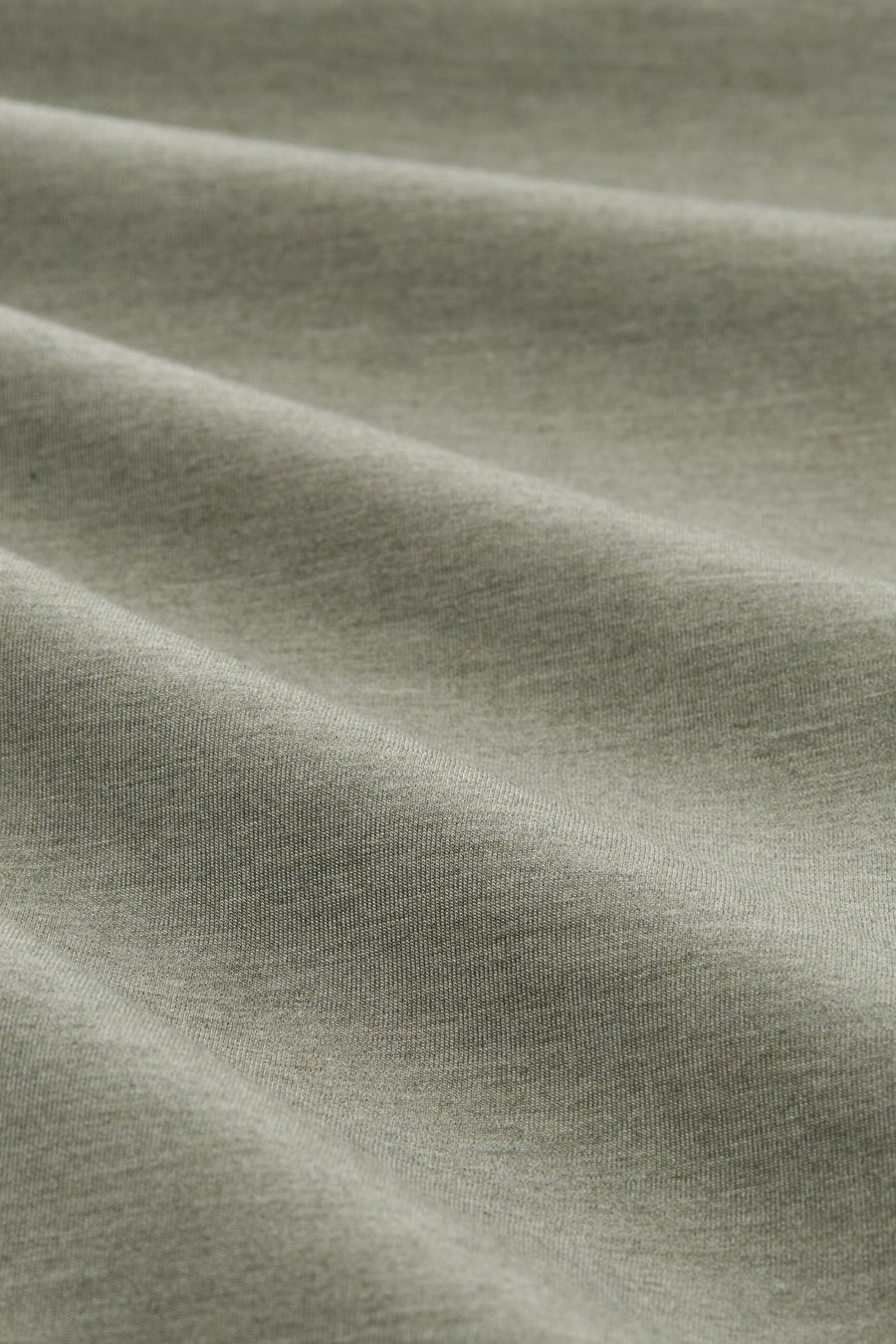 Jogging vert de Tom Tailor, présentant une texture de tissu confortable avec des plis subtils.