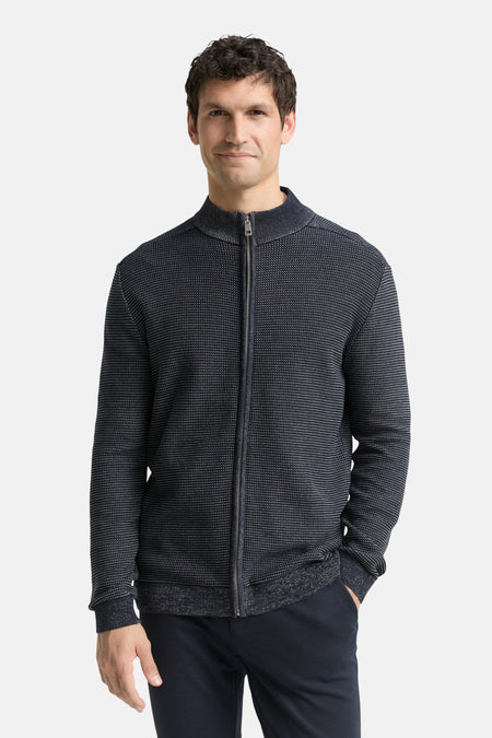 Blauwe Tom Tailor bodywarmer, textuurpatroon, klassieke pasvorm en lange mouwen, van achteren getoond.