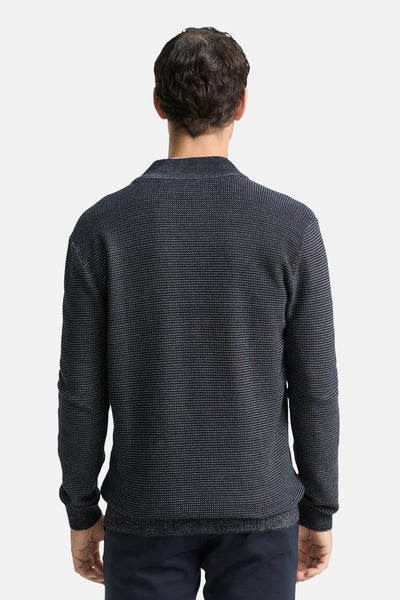 Gilet bleu de Tom Tailor, motif texturé, coupe classique et manches longues, présenté de dos.