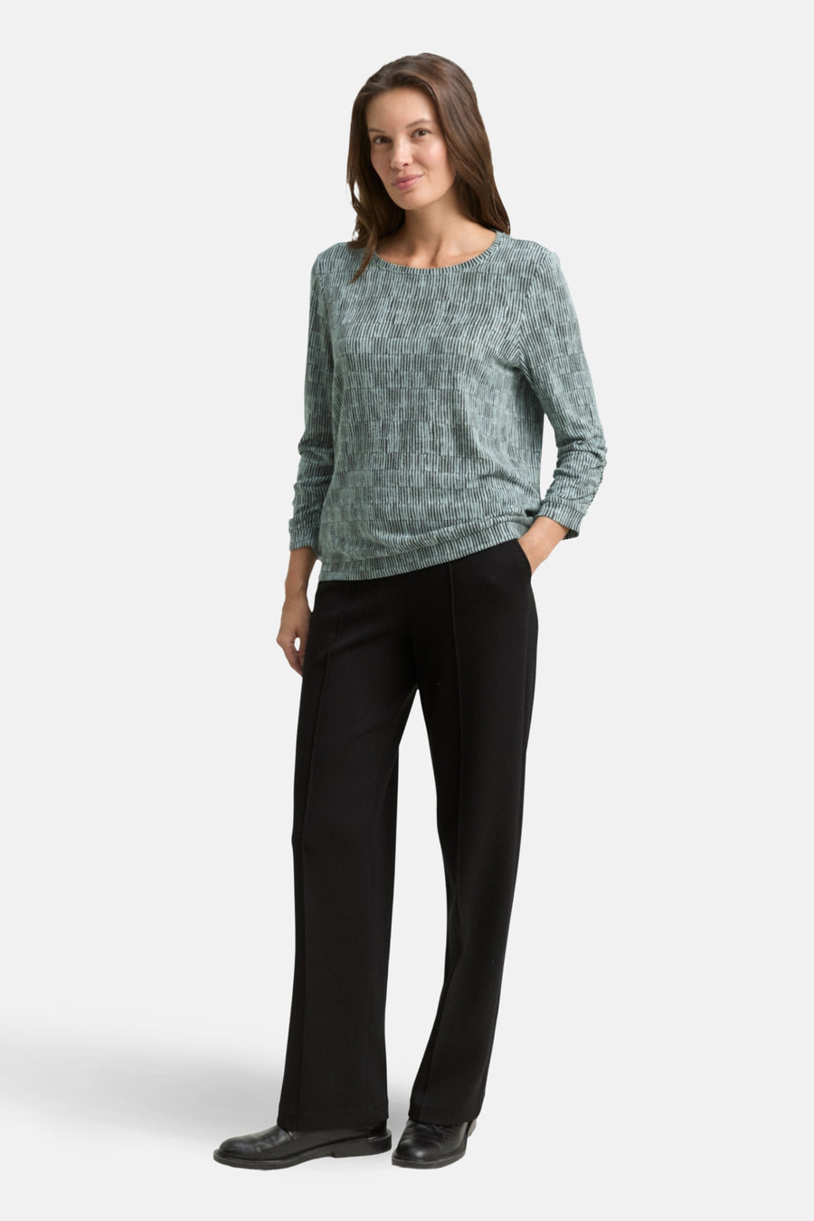 T-shirt à manches longues vert de Tom Tailor, avec motif rayé vertical et pantalon noir.