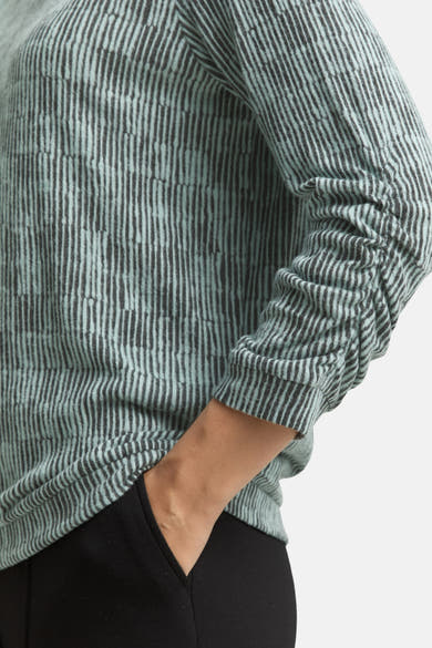 Groen T-shirt met lange mouwen van Tom Tailor met verticale strepen en geplooide manchetten, hand in de zak.