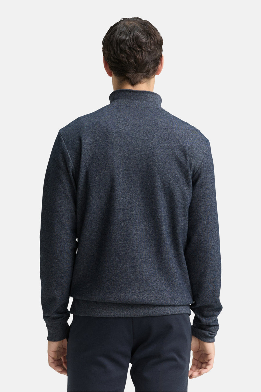 Gilet bleu chiné par Tom Tailor, vue de dos, porté avec un pantalon assorti.