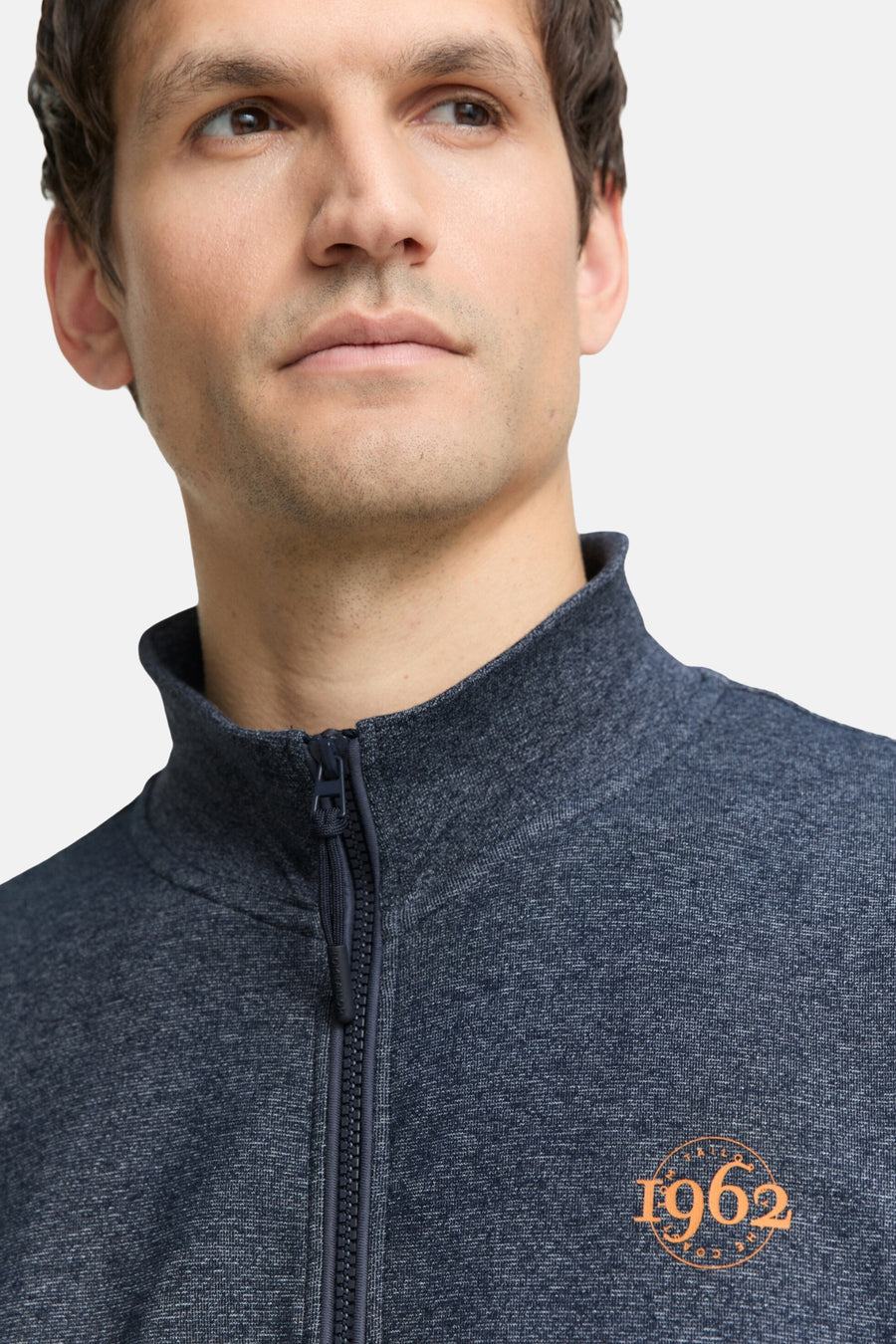 Blauwe trainingsvest van Tom Tailor, met ritssluiting en oranje logo.