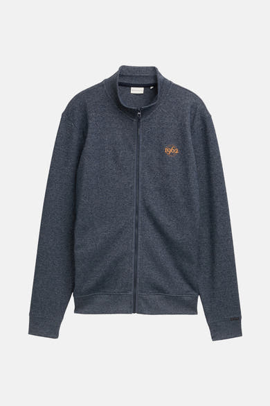 Gemêleerd blauw vest van Tom Tailor, met ritssluiting en opschrift "1962" op de borst.