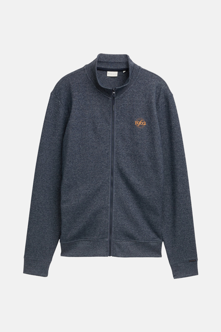 Gemêleerd blauw vest van Tom Tailor, met ritssluiting en opschrift "1962" op de borst.