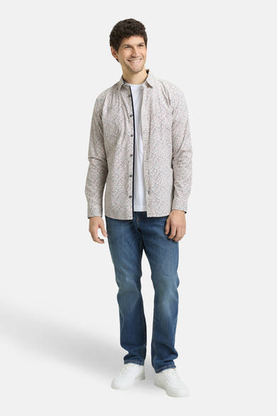 Chemise à manches longues multicolore de Tom Tailor, portée ouverte sur un t-shirt blanc, avec un motif géométrique.