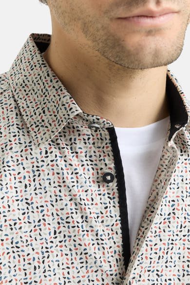 Chemise à manches longues multicolore de Tom Tailor, avec motifs all-over sur fond écru et bordure noire au col.
