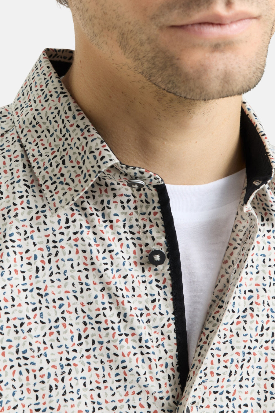 Chemise à manches longues multicolore de Tom Tailor, avec motifs all-over sur fond écru et bordure noire au col.