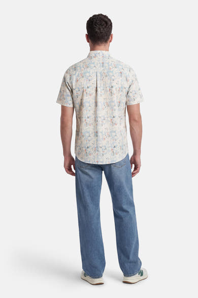 Chemise multicolore de Tom Tailor à manches courtes avec des motifs abstraits bleus et orangés, portée de dos.