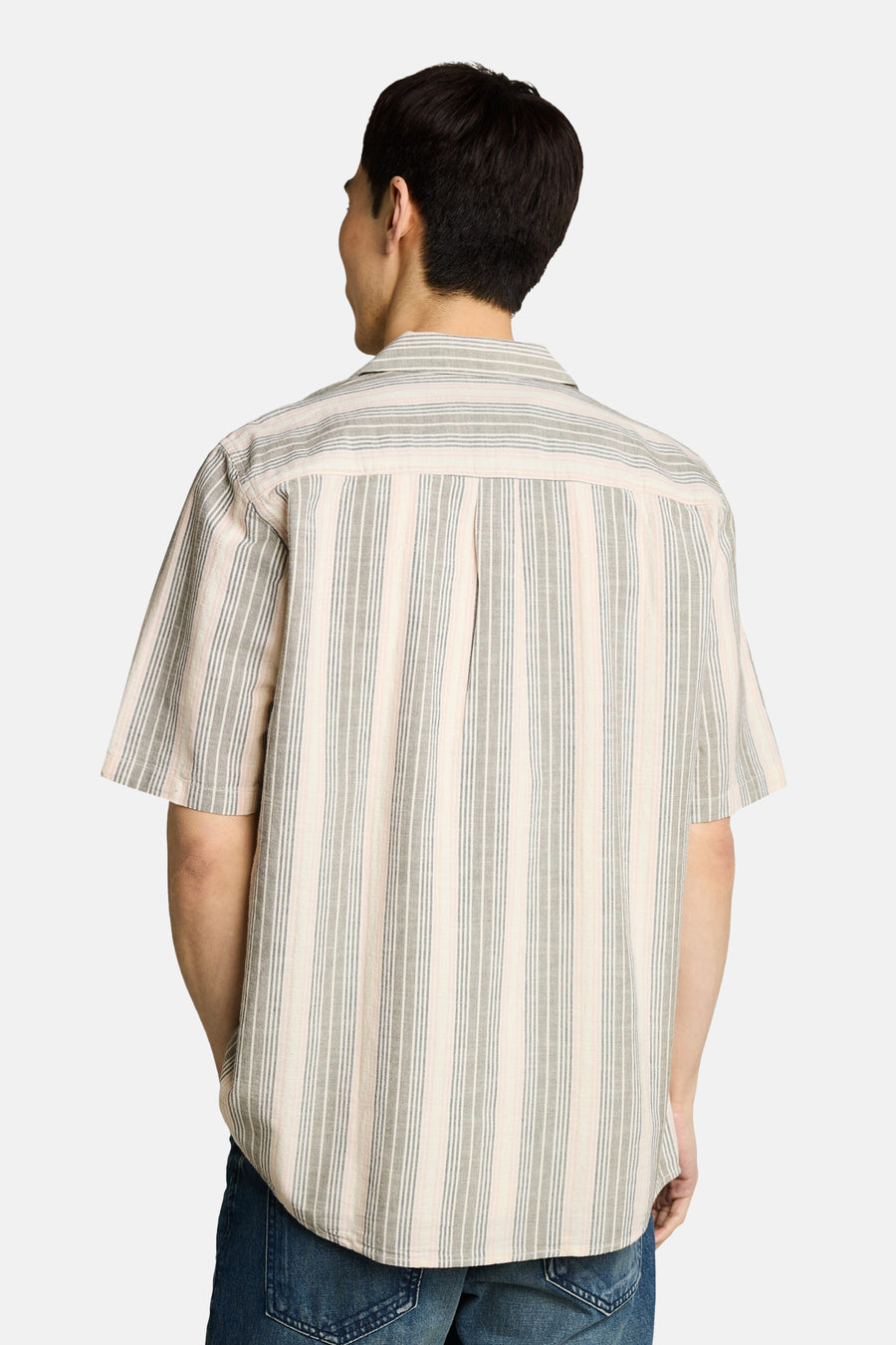 Chemise à manches courtes à rayures écrues, grises et roses pâles de Tom Tailor, portée de dos par un homme avec un jean bleu.