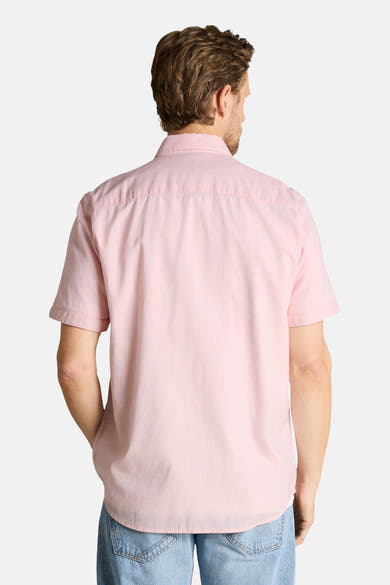 Chemise rose à manches courtes de Tom Tailor, vue de dos, en tissu texturé, portée avec un jean bleu.