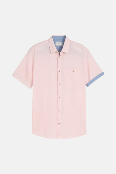 Chemise à manches courtes rose de Tom Tailor avec col et revers de manches bleus contrastants, et poche poitrine boutonnée.