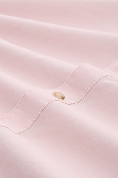 Chemise rose de Tom Tailor, gros plan sur le tissu texturé froissé avec un bouton clair.