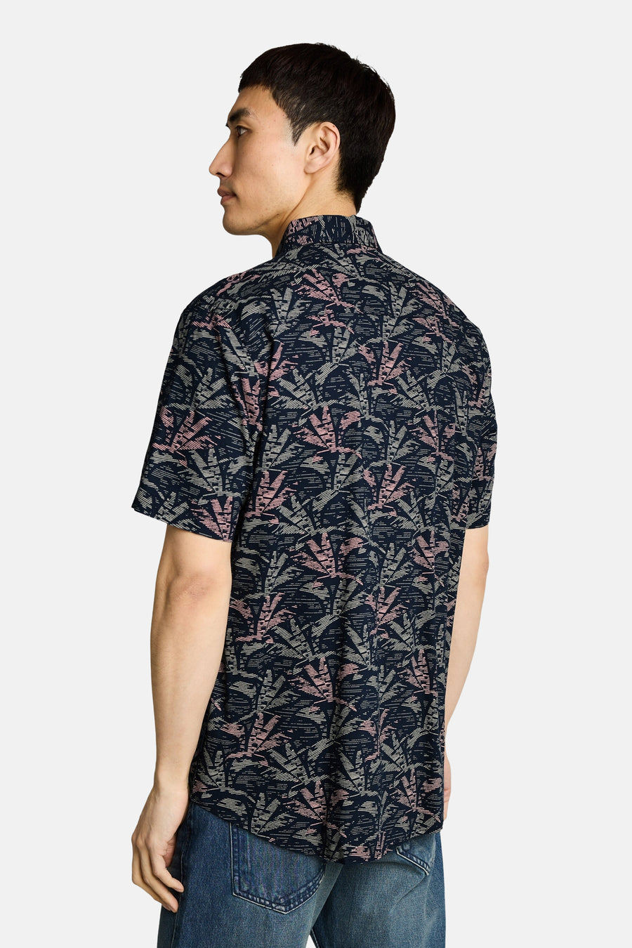 Chemise à manches courtes multicolore de Tom Tailor, motif feuillage stylisé rose et gris sur fond bleu marine, vue de dos.