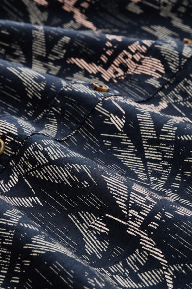 Donkerblauw overhemd met witte en roze abstracte patronen van Tom Tailor, met bruine knopen.
