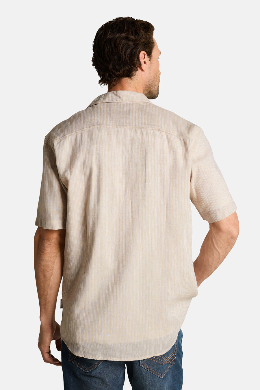 Chemise à manches courtes beige à fines rayures verticales de Tom Tailor, vue de dos portée par un homme avec un jean bleu.