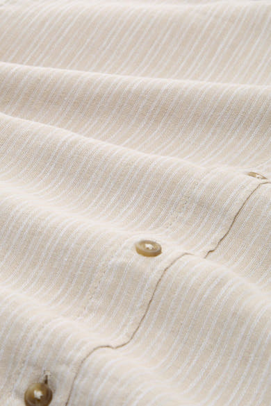 Beige hemd van Tom Tailor, textiel met fijne witte strepen en zichtbare knopen.