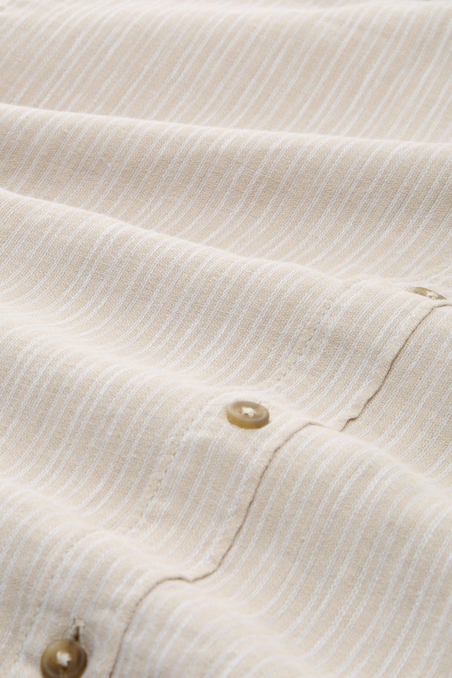 Beige hemd van Tom Tailor, textiel met fijne witte strepen en zichtbare knopen.